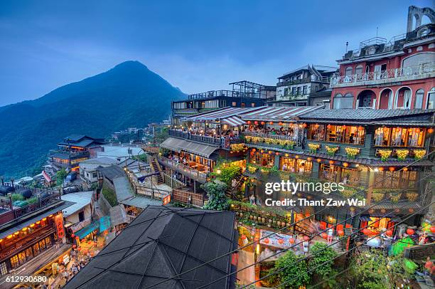 juifen teahouses in the evening - jiufen taiwan photos et images de collection