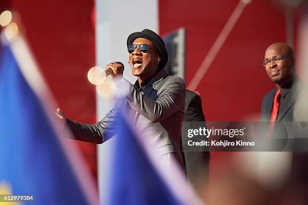 Singer Aloe Blacc performs with Sounds of Blackness during Opening Ceremony at Hazeltine National GC. Chaska, MN 9/29/2016 CREDIT: Kohjiro Kinno