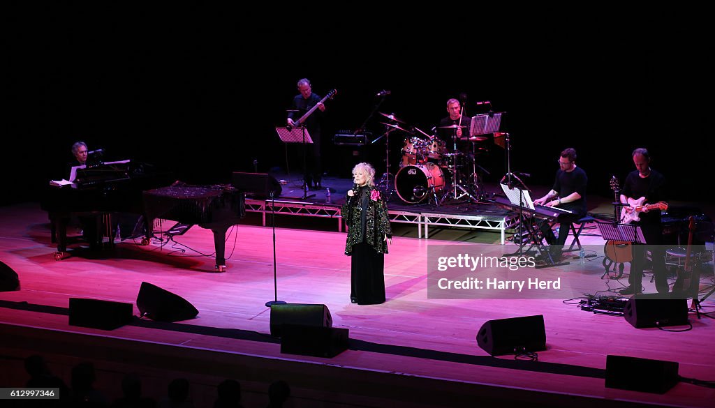 Petula Clark Perform The Anvil