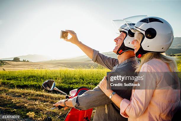 ciclomotor selfie - holiday scooter fotografías e imágenes de stock