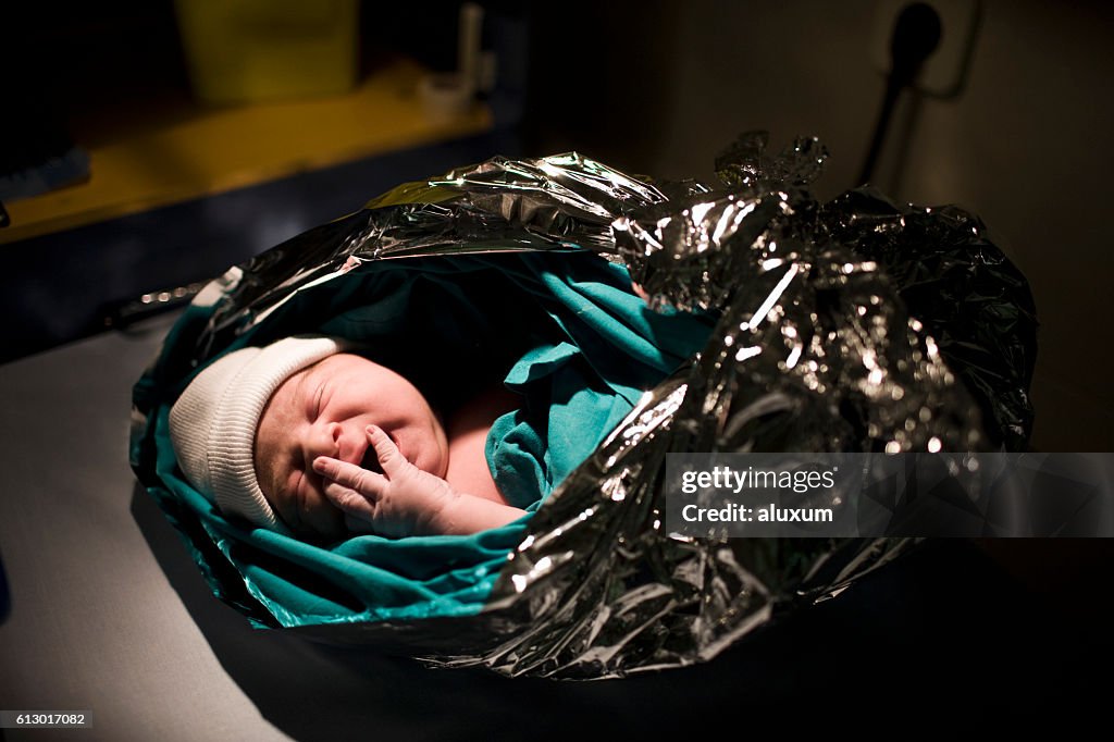 Nouveau-né enveloppé dans du papier d’aluminium à l’hôpital