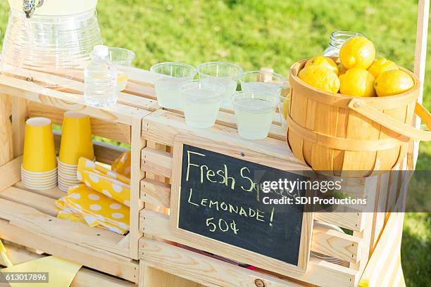 nachbarschaft limonade stand - limonadenstand stock-fotos und bilder
