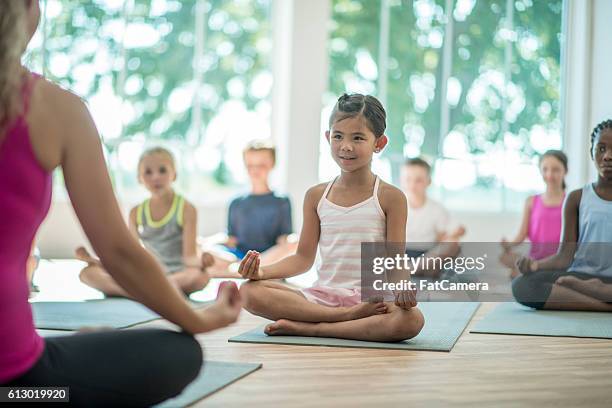 vermittlung im yoga - children yoga stock-fotos und bilder