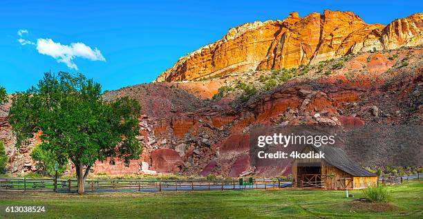 celeiro da propriedade gifford no capitólio panorama do recife - parque nacional de capitol reef - fotografias e filmes do acervo