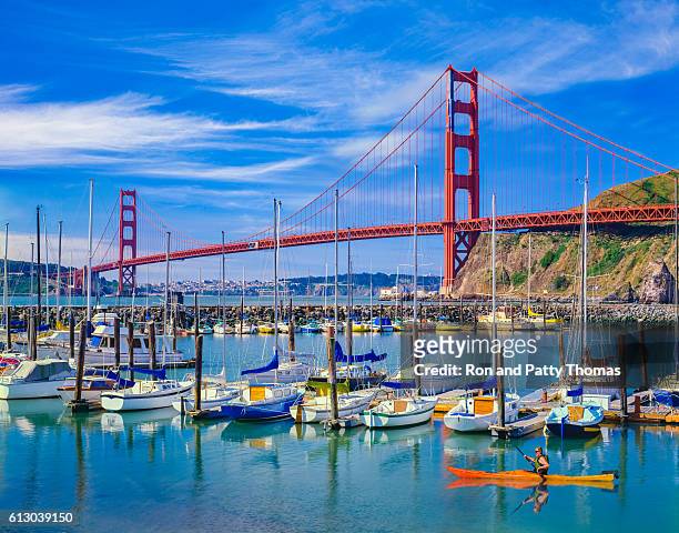 golden gate bridge with recreational boats, ca - san francisco californië stockfoto's en -beelden