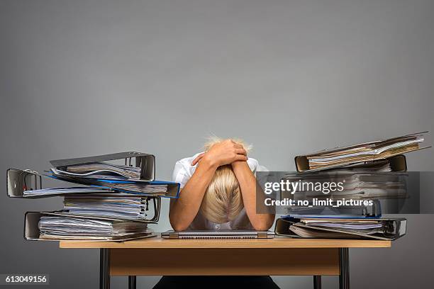 erschöpft im amt - mit dem gesicht nach unten stock-fotos und bilder
