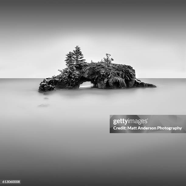 still life - hollow rock in bw - vaisseau fantôme photos et images de collection