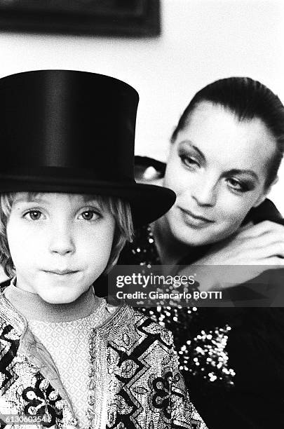 Romy Schneider avec son fils David Biasini chez elle en France en 1974.