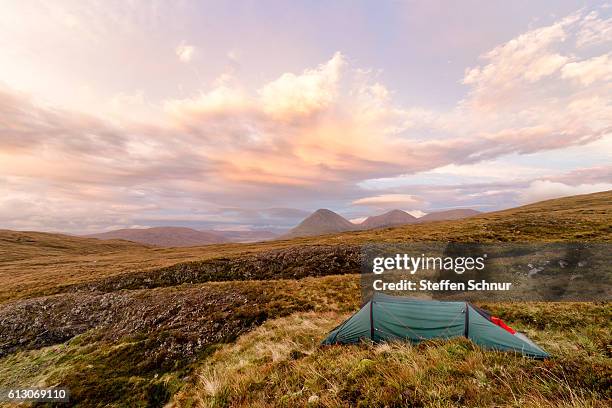 wild camping sunset isle of skye scotland tent - isle of skye stock pictures, royalty-free photos & images