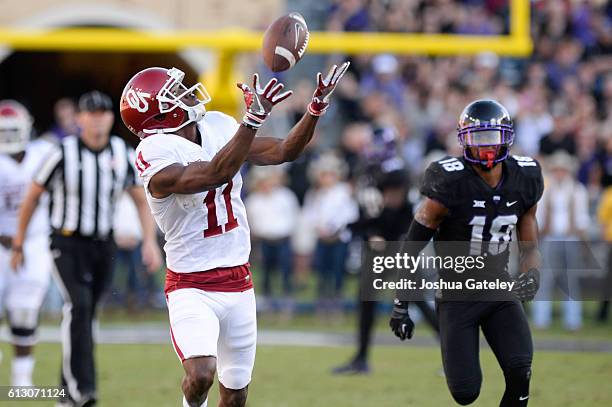 Wide receiver Dede Westbrook of the Oklahoma Sooners catches a touchdown pass in front of safety Nick Orr of the TCU Horned Frogs at Amon G. Carter...