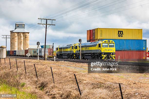 qube logistics train loading shipping containers at rural terminal - stack_interchange stock pictures, royalty-free photos & images