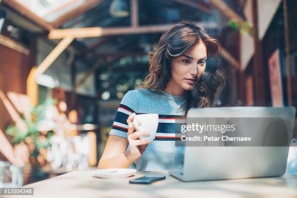 work and coffee - girl and coffee stockfoto's en -beelden