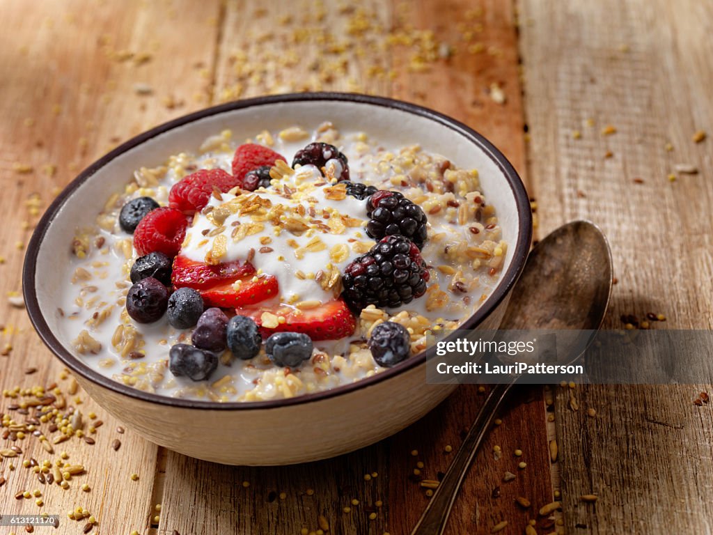 Cereales calientes para el desayuno de 7 granos con yogur y fruta fresca