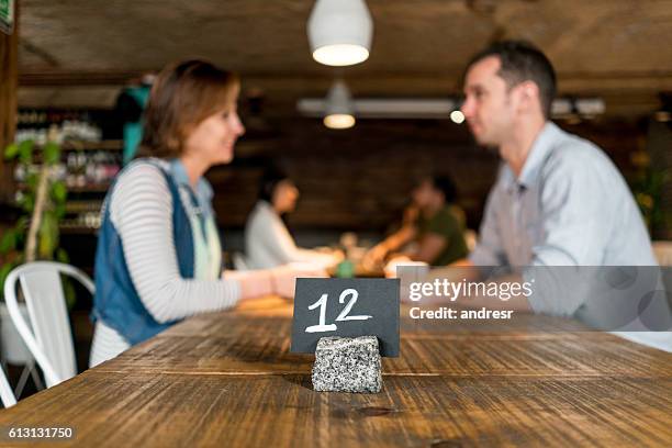 menschen essen in einem restaurant - table numbers stock-fotos und bilder