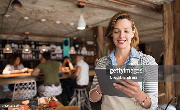 camarera que usa una tableta - restaurant manager fotografías e imágenes de stock