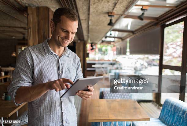 hombre de negocios que dirige un restaurante - friendly salesman fotografías e imágenes de stock