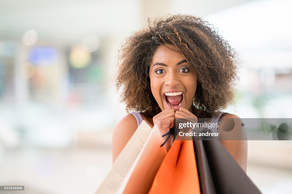 Mujer emocionada divirtiéndose de compras