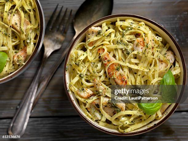 linguine con pollo a la parrilla y salsa pesto de albahaca - chicken meat fotografías e imágenes de stock