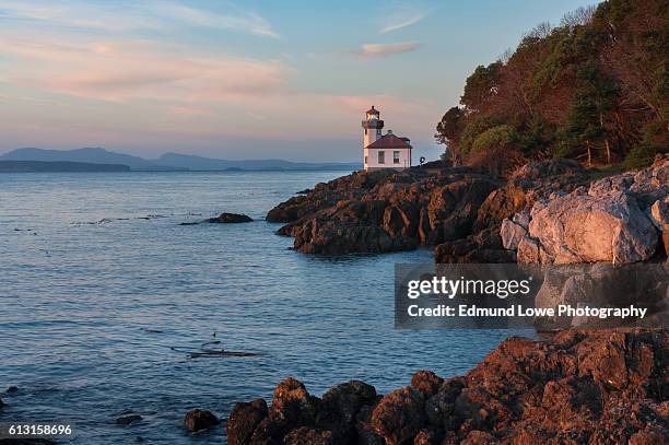 lime kiln lighthouse - friday harbor stock-fotos und bilder