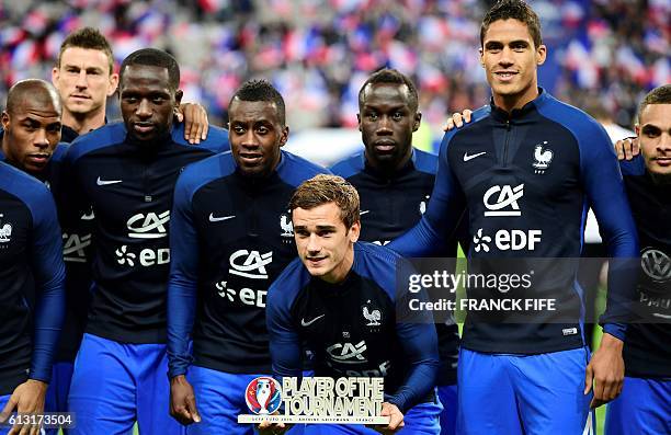 France's forward Antoine Griezmann poses with his teammates Djibril Sidibe, Laurent Koscielny, Moussa Sissoko, Blaise Matuidi, Bacary Sagna, Raphael...