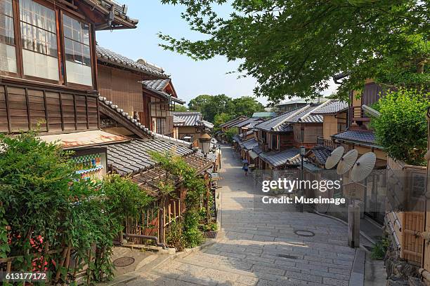 street scenes with traditional japanese house and tree in kyoto - stadt kyoto stock-fotos und bilder