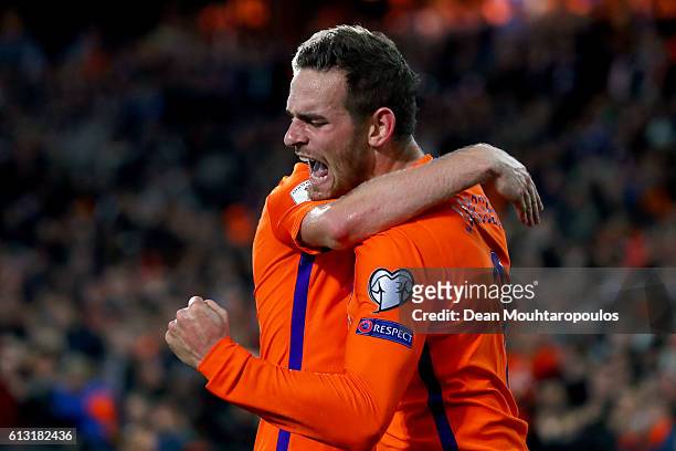 Vincent Janssen of the Netherlands celebrates scoring his teams fourth goal of the game with team mates Davy Klaassen during the FIFA 2018 World Cup...