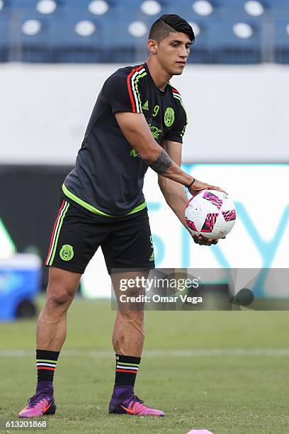 Alan Pulido of Mexico warms up during a training session at Nissan Stadium on October 07, 2016 in Nashville, Tennesse, United States.