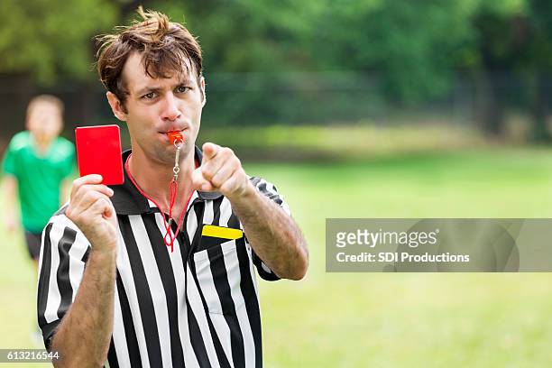 soccer referee points and holds up red card - foul 個照片及圖片檔