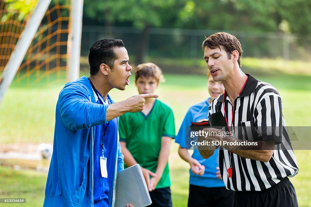 Fußballtrainer schreit Schiedsrichter wegen schlechten Anrufs an
