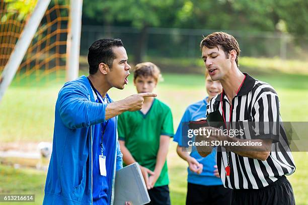 fußballtrainer schreit schiedsrichter wegen schlechten anrufs an - coaching formacion stock-fotos und bilder