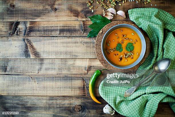 zuppa di zucca  - straccio da cucina foto e immagini stock