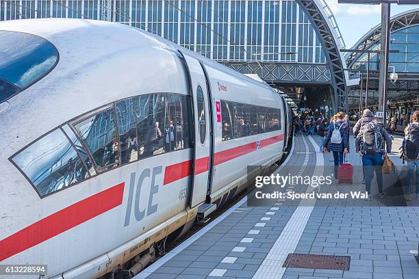 ice -intercity express - hochgeschwindigkeitszug in amsterdam - deutsche bahn stock-fotos und bilder