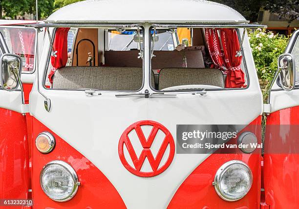 volkswagen transporter t1 camper van in a park - sjoerd van der wal or sjonature imagens e fotografias de stock