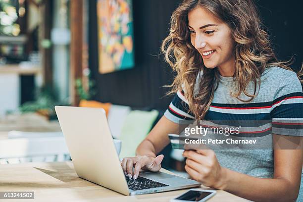 giovane donna che fa shopping on-line - soddisfazione foto e immagini stock