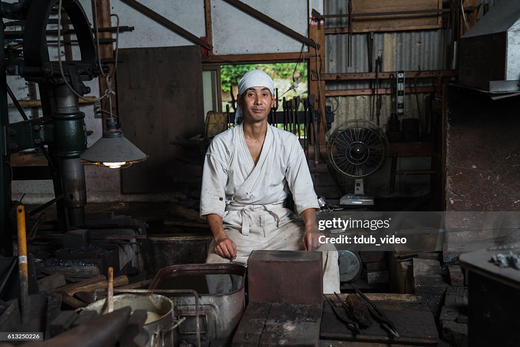 鍛冶場や工房で日本の鍛冶屋 ストックフォト Getty Images 鍛冶場や工房で日本の鍛冶屋 ストックフォト Getty Images