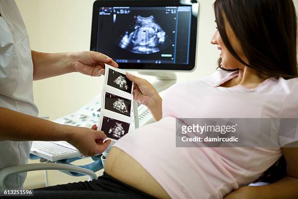 pregnant woman with her gynecologist - ultrasound stockfoto's en -beelden