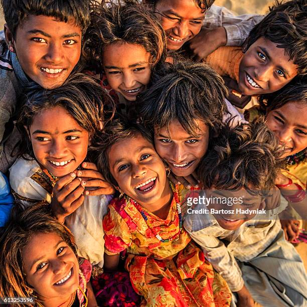 group of happy gypsy indian children, desert village, india - poverty stockfoto's en -beelden