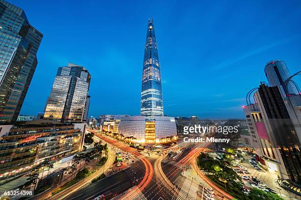 paisaje urbano songpagu rascacielos lotte world tower en la noche seúl - corea del sur fotografías e imágenes de stock