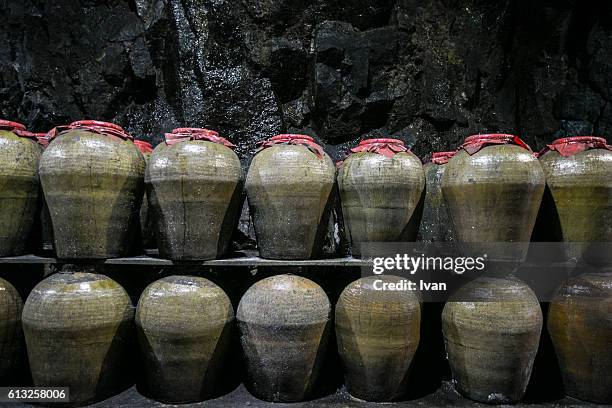 the preserved, stored and aged chinese spirit, alcoholic, liquor, beverages, rice wine in the chinese sealed jars - rice production stockfoto's en -beelden