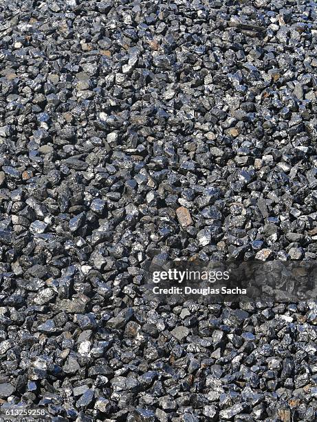 close up of a pile of clean black coal (bituminous coal) - silicaat stockfoto's en -beelden