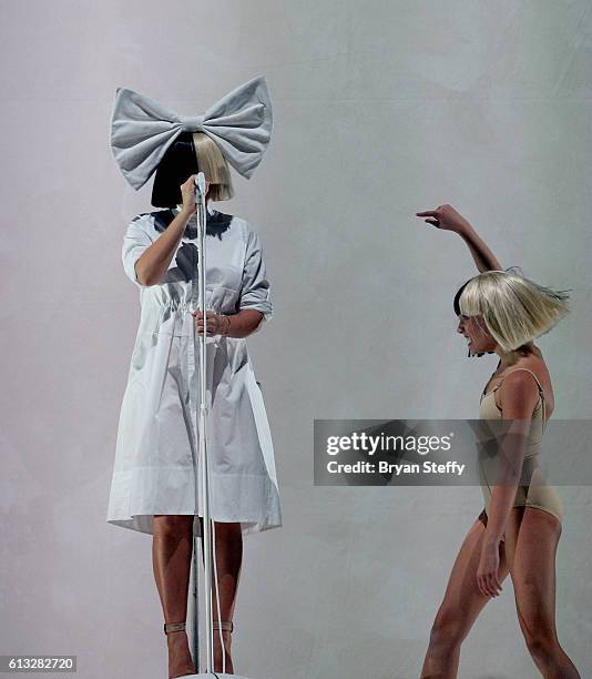 388 Maddie Ziegler Sia Photos & High Res Pictures - Getty Images