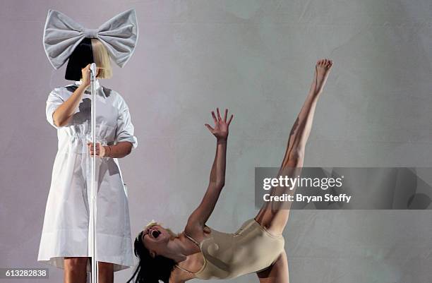 388 Maddie Ziegler Sia Photos & High Res Pictures - Getty Images