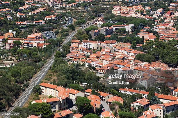 collioure - town with railway line in south of france with beach - pirenéus orientais imagens e fotografias de stock