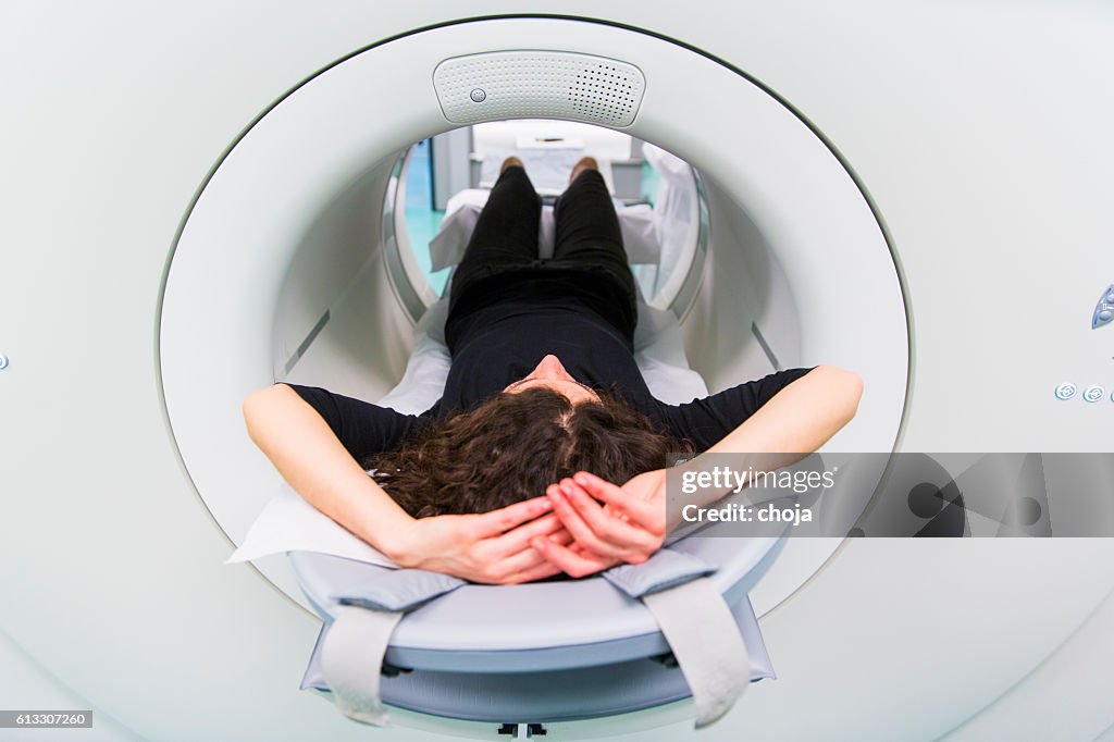 Escena de oncología institute.Young mujer esperando tomografía con emisión de positrones