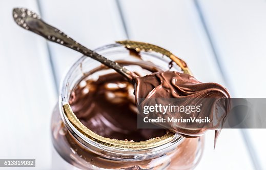 Chocolat à tartiner à la cuillère. Un pot de pâte à tartiner au chocolat noisette Chocolat à tartiner à la cuillère. Un pot de pâte à tartiner au chocolat noisette
