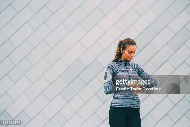 deportista que usa un reloj inteligente - ropa de deporte fotografías e imágenes de stock