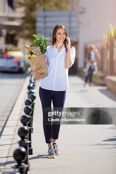 young women making dinner plans - making a basket imagens e fotografias de stock