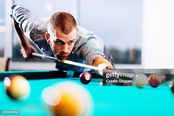 semi-professionelle pool-spiel-spieler bereit für den schuss - billard tisch stock-fotos und bilder