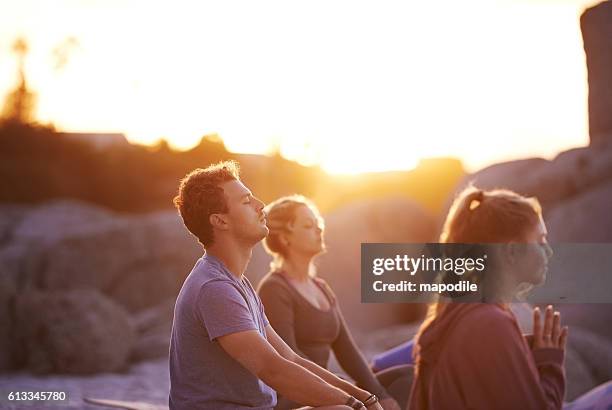 dies ist eine großartige möglichkeit, ihren tag zu beginnen - beach yoga stock-fotos und bilder