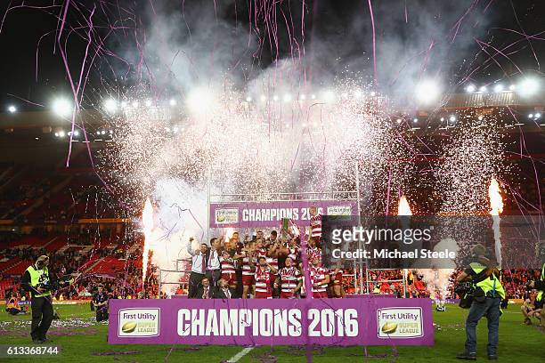 The Wigan players celebrate their 12-6 victory during the First Utility Super League Final between Warrington Wolves and Wigan Warriors at Old...